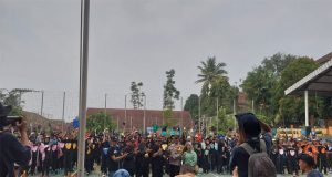 Kegiatan MPLS SMA N 1 Parakansalak Diisi Dengan Bersih-bersih Dan Penanaman Pohon Sesuai Arahan Dari Gubernur Jabar