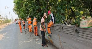 Lurah Cilincing Turun Tangan Bersihkan Pasir dan Lumpur di Jalan Akses Marunda