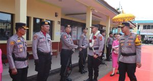 Masuk Ke Markas Komando Polres Ketapang Untuk Pertama Kali, AKBP Muhammad Harris Disambut Dengan Tradisi Adat Budaya Ketapang Dan Tepung Tawar