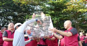 Kapolda Babel,Irjen.Pol.Hendro Pandowo,Ajak Anggota Lepaskan Ratusan Ikan Dan Burung Di Kawasan Taman Bhaypark