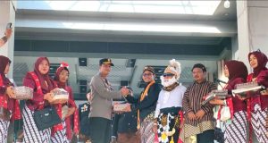 Pawai Peringatan Hari Jadi Keluarga Paguyuban Jawa Ketapang Ke-28 Dan Grebeg Suro 2025, Polres Ketapang Terjunkan 80 Personel Untuk Mengamankan Kegiatan