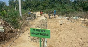 Satgas TMMD Reguler ke-125 Kodim 1202/Skw Bersama masyarakat Percepat Pengerjaan Rabat Beton
