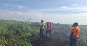 Libatkan Warga Masyarakat Dan Instansi Mitra, Polres Ketapang Gencar Lakukan Pemadaman Dan Pemantauan Titik Api Di Wilayah Desa Sungai Besar Kecamatan Matan Hilir Selatan
