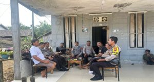 Pastikan Tidak Ada Aktivitas Pertambangan Emas Tanpa Izin Di Wilayah Kecamatan Sungai Laur, Personel Gabungan Polsek Sungai Laur Lakukan Patroli Susur Sungai Dan Himbauan Kepada Warga