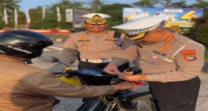 Sambut HUT Ke 80 RI, Ditlantas Polda Babel Bagikan Ratusan Bendera Merah Putih Ke Pengendara