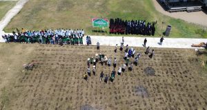 Tanam Jagung Di Lahan Pesantren Darul Fadilah Kecamatan Benua Kayong, Kapolres Ketapang Ajak Santri Sukseskan Program Swasembada Pangan Nasional