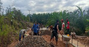 Gotong Royong Satgas TMMD Reg Ke-125 dan Warga Berbuah Manis, Progres Rabat Beton Di Jalan Gambir Hampir Selesai