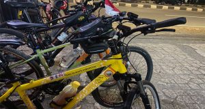 Kolaborasi Komunitas Sepeda Kegiatan Bersepeda Malam Hari