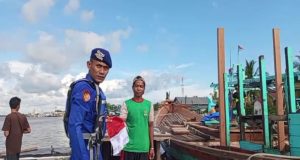 Menjelang HUT Kemerdekaan RI, Satpol Airud Polres Ketapang Bagikan Bendera Merah Putih kepada Warga Pesisir