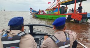 Kasat Polairud Polres Ketapang Pimpin Pengamanan dan Pengawasan Tradisi Budaya Robo-Robo di Perairan Desa Sukabangun