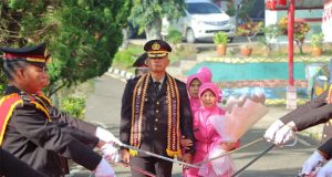 Dilepas Penuh Haru dan Pedang Pora, Kompol (Purn) Sarwani dan Dua Personel Polres Tanggamus Masuki Purnatugas