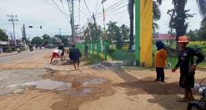 Usai Banyak Terjatuh, Warga Kelurahan Sukaharja Lakukan Gotong Royong Tambal Jalan Berlubang