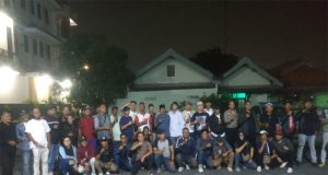 Warga Cilincing Bersama Elemen Masyarakat Bantu Kepolisian Jaga Mako Polsek Antisipasi Aksi Anarkis