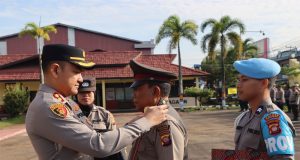 Kapolres Ketapang Pimpin Upacara Kenaikan Pangkat Pengabdian Polri Salah Satu Personilnya