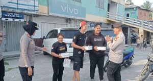 Patroli Jaga Kondusipitas Pusat Keramaian Polsek Cikarang Barat Berikan Makanan Pada Warga