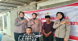 Wakapolres Metro Bekasi dan Mapolsek Tarumajaya Berikan Bantuan Kursi Roda kepada Penyandang Disabilitas