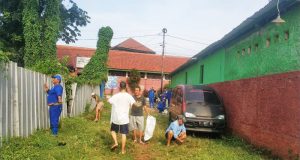 Kerja Bakti Warga RW.004 Kel. Pekayon, Bersihkan Lingkunga di Aksi Minggu Pagi (AKMP)