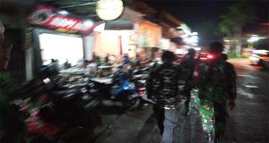 Jaga Keamanan Warga, Babinsa dan Banser Patroli Bersama di Wilayah Binaan