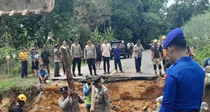 AKBP.Indra Feri Dalimunthe.,SH.,SIK.,SH.,MM.,Tinjau Pembangunan Jembatan Alternatif Di Dusun Aik Ruak