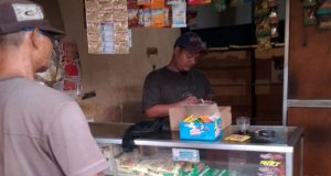 Ketua RW 02 bapak Muhtar dan Warga Kelurahan Marga Mulya Grebek Toko Obat Terlarang di Jalan H. Tobroni