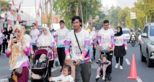 Ribuan Peserta Jalan Sehat Menuju Gaya Hidup Halal Dalam Rangka Istiqlal Halal Walk 2025