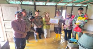 Peduli Korban Banjir, Kapolsek Manis Mata Tinjau Langsung Kondisi Debit Air dan Salurkan Bantuan di Desa Ratu Elok