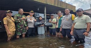 Polsek Manis Mata Laksanakan Monitoring Debit Air Sungai Jelai Serta Salurkan Bansos dan Layanan Kesehatan