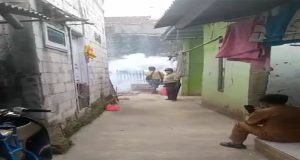 Petugas Puskesmas Setiamulya, Ibu Anna, melakukan kegiatan fogging di wilayah RT 02 RW 011 Kampung Tambun Pertamata, Desa Pusaka Rakyat, pada Senin (29/09/2025)