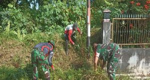 Semangat Gotong Royong, Babinsa Singkawang Selatan Turun Bersihkan Lingkungan