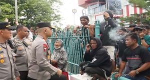 Temui Massa Aksi Unras Di PT. Timah, Kapolda Babel Imbau Masyarakat Tertib Dan Tak Anarkis