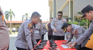 Kapolres Kampar Sidak Senpi Personel: Ingatkan Prosedur Penggunaan, Tindak Tegas Penyalahgunaan!