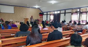 Kapolsek Muara Pawan Pimpin Patroli Blue Light, Sambang Pos Kamling di Desa Sungai Awan Kanan