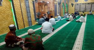 Kapolsek Delta Pawan dan Bhabinkamtibmas Laksanakan Kegiatan Subuh Keliling di Masjid Al-Falah
