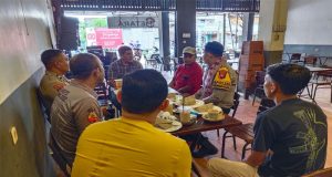Kapolsek Kendawangan Gelar Ngopi Bareng Bersama Ketua Flobamora dan Warga untuk Wujudkan Kamtibmas Kondusif