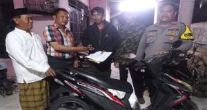 Babinkamtibmas Desa Setia Mulya Aipda Arif Pramono Dampingi Warga Korban Kejahatan Jalanan – Sepeda Motor Berhasil Diketemukan Oleh Warga