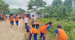 Polsek Simpang Dua Bersama Forkopimcam dan SMPN 5 Usaba Gelar Aksi Bersih Lingkungan Dalam Rangka World Cleanup Day Indonesia 2025