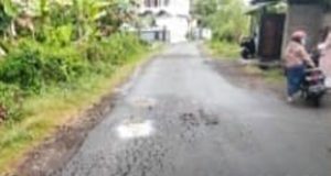 Warga Tuwed Keluhkan Proyek Pengaman Sungai Diduga Tanpa Izin, Jalan Rusak Akibat Truk Material