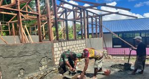 Babinsa Serui Bantu Bangun Ruang Belajar Baru bagi Siswa SD Mambo