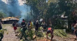 Satgas TNI Gelar Acara Adat Bakar Batu Bersama Masyarakat Kampung Banti