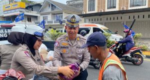 Polantas Menyapa : Ditlantas Polda Babel Gelar Jumat Berkah, Bagikan Hasil Ketahanan Pangan Dan Sembako Ke Warga