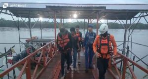 Sat Polairud Polres Ketapang Bersama Basarnas Berhasil Evakuasi Nelayan yang Kapalnya Mengalami Kebocoran di Perairan Kuala Pendek