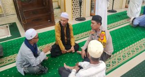 Seusai Sholat Jum’at, Kapolsek Benua Kayong Duduk Bersama Pengurus Masjid Assalam dan Warga Kelurahan Tuan-Tuan Gelar “Jum’at Curhat”