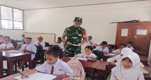 TNI dan Dunia Pendidikan: Babinsa Serui Ajak Anak SD Belajar dengan Ceria di Kelas