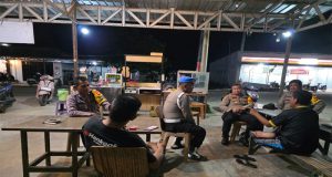Kapolsek Manis Mata Polres Ketapang Laksanakan Patroli Dialogis Kamtibmas di Malam Minggu