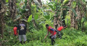 Satgas Yonif 301/Pks Ajak Warga Kampung Kanmapri Bergotong Royong dan Peduli Kebersihan Lingkungan