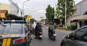 Kapolsek Cikarang Timur Turun Langsung Atur Lalu Lintas Demi Kelancaran Warga
