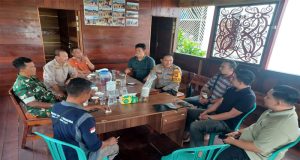 Kapolsek Tumbang Titi Gelar “Ngopi Bareng” Bersama Masyarakat dan Tokoh Pemuda di Desa Mahawa