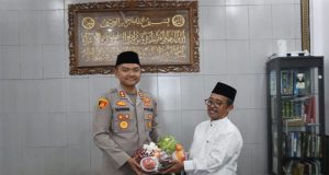 Jalin Silaturahmi Dengan Tokoh Agama Kapolres Ketapang kunjungi Kediaman Ketua PCNU Sekaligus Pimpinan Ponpes Mambaul Khoirot