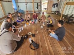 Kapolsek Manis Mata Gelar Kegiatan “Jumat Curhat” Bersama Tokoh Adat dan Pemerintah Desa Asam Besar