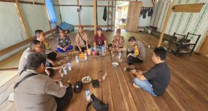 Kapolsek Manis Mata Gelar Kegiatan “Jumat Curhat” Bersama Tokoh Adat dan Pemerintah Desa Asam Besar